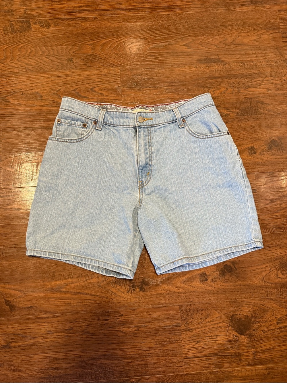 Women’s Light Wash Levis Vintage Jean Shorts - Classic Casual Style